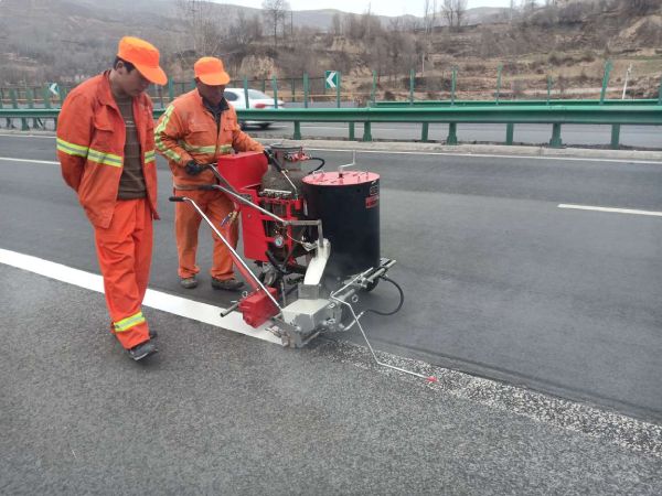 熱熔劃線機施劃標線